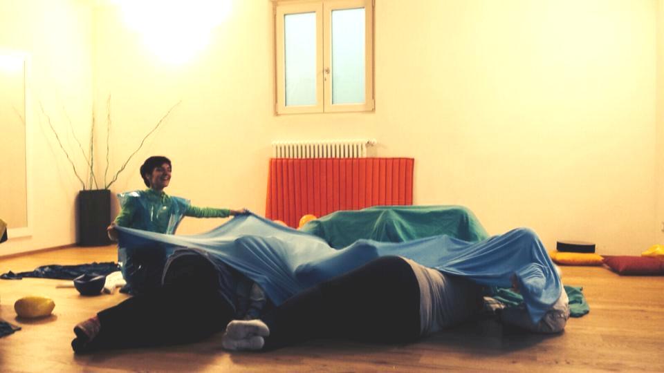 spazio gioco-danza, la favola della sirena e il mare. La sirena addormenta i pesciolini nel mare